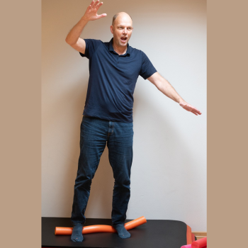 Challenging core stability in singing 